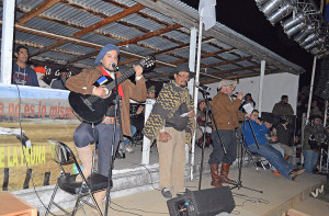 Jonathan Hernández, Hector Cejas y Mauricio Sánchez animando la jineteada nocturna