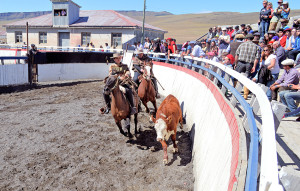 Rodeo femenino en media luna de Villa Cerro Castillo