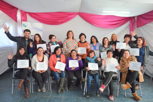 alcaldesa-anahi-cardenas-junto-a-mujeres-tras-recibir-su-certificado-de-participacion