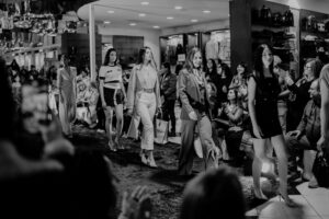 Texturas, flores y estilo: lo que trae la moda esta temporada en Punta Arenas