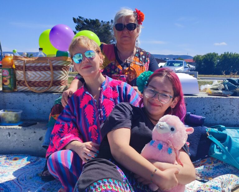 TRES GENERACIONES DE MUJERES, ABUELA, HIJA, NIETA AMIGAS Y ARTISTAS REBELDES
