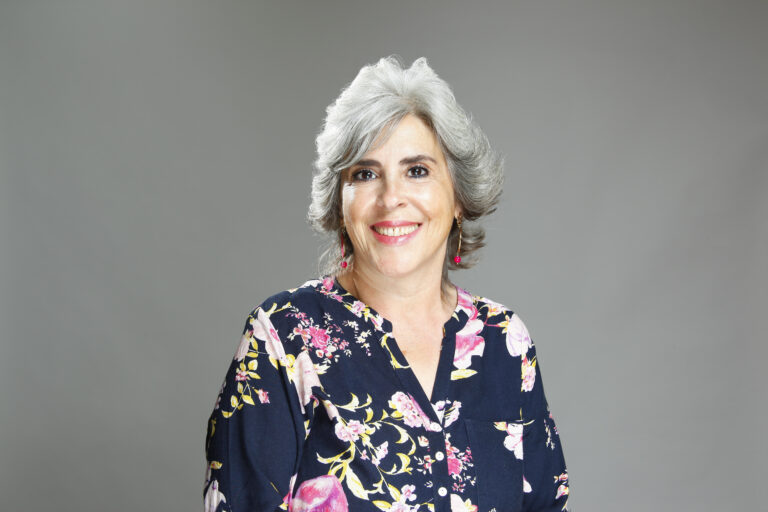 Mabel San Ramóny su revolución plateada: “Me gustan mis canas y no volvería a teñirme por nada del mundo”